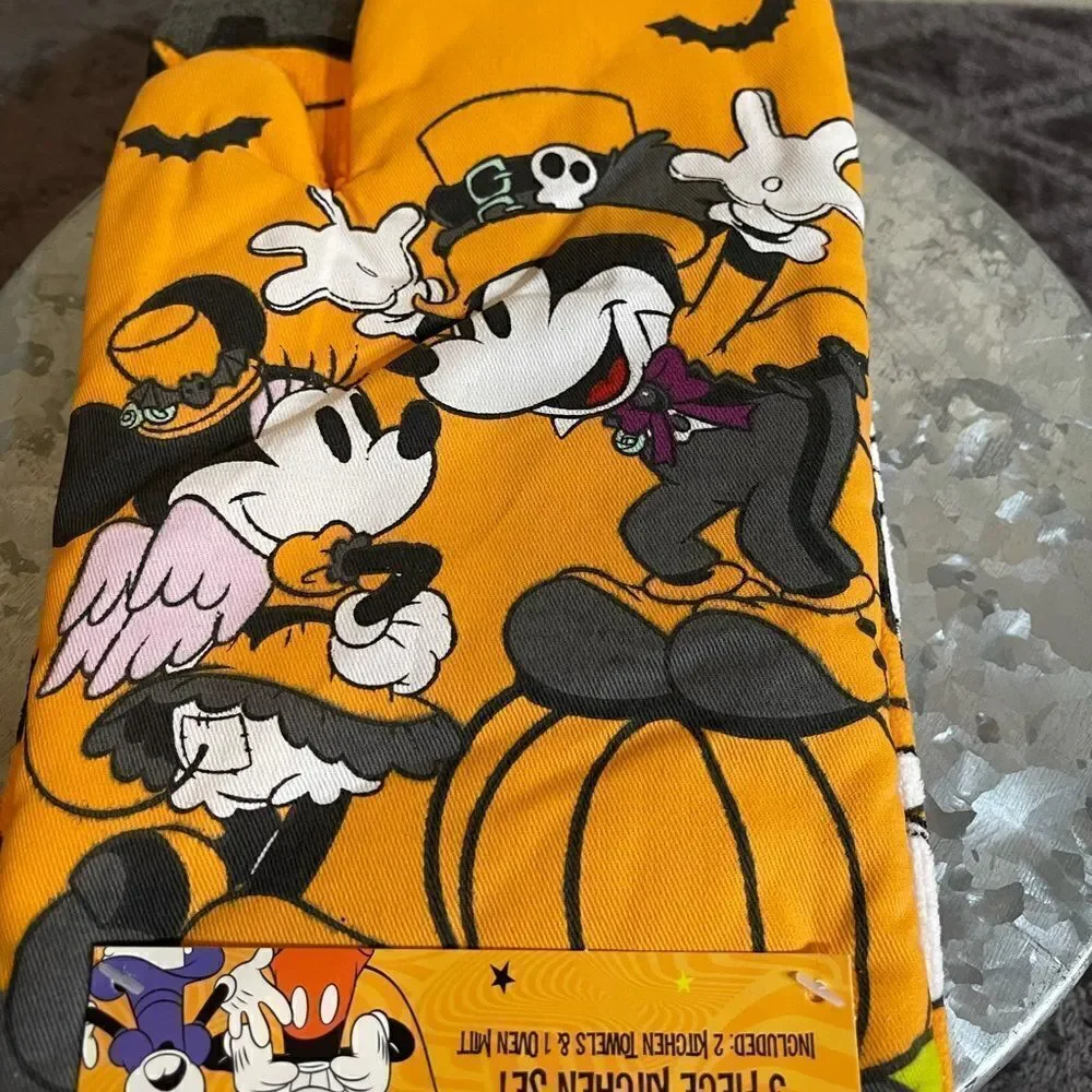 Disney Halloween 3 piece set with 2 towels & mitt